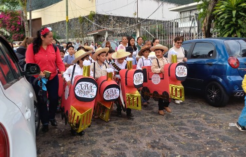 Ante la falta de participación en desfiles oficiales, alumnos de escuelas primarias de la capital realizan pequeños desfiles en calles aledañas a sus planteles.