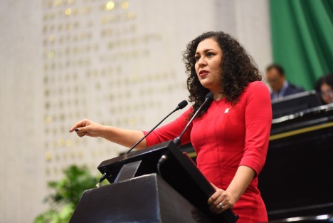 La diputada Ana Rosa Valdés Salazar presentó al Pleno del Congreso la iniciativa que prevé modificar los Artículos 35 y 62 de la Ley Orgánica del Municipio Libre y 54 de la Ley de Salud del Estado, con la finalidad de otorgar atribuciones a los ayuntamientos, para que a su vez éstos otorguen recursos económicos por conducto de los agentes y subagentes municipales a las personas auxiliares de la salud que presten sus servicios en la materia, 