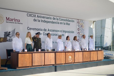 Este sábado en el Puerto de Veracruz,  el Gobernador Cuitláhuac García Jiménez, encabezó la conmemoración el Día de la Armada de México, junto a la gobernadora electa, Ingeniera Rocío Nahle y el Almirante Raul Pérez Vásquez, Comandante de la Tercera Región Naval, así como representantes de fuerzas federales y estatales.