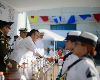 Este sábado en el Puerto de Veracruz,  el Gobernador Cuitláhuac García Jiménez, encabezó la conmemoración el Día de la Armada de México, junto a la gobernadora electa, Ingeniera Rocío Nahle y el Almirante Raul Pérez Vásquez, Comandante de la Tercera Región Naval, así como representantes de fuerzas federales y estatales.