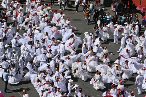 Con la participación de 2700 personas este domingo se rompió el Récord La Bamba, convocatoria del Ballet Folklórico de la Universidad Veracruzana. 