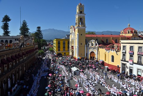 Con la participación de 2700 personas este domingo se rompió el Récord La Bamba, convocatoria del Ballet Folklórico de la Universidad Veracruzana. 