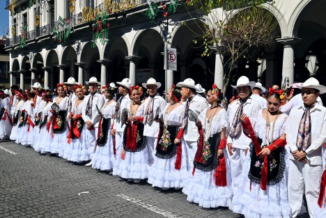Con la participación de 2700 personas este domingo se rompió el Récord La Bamba, convocatoria del Ballet Folklórico de la Universidad Veracruzana. 