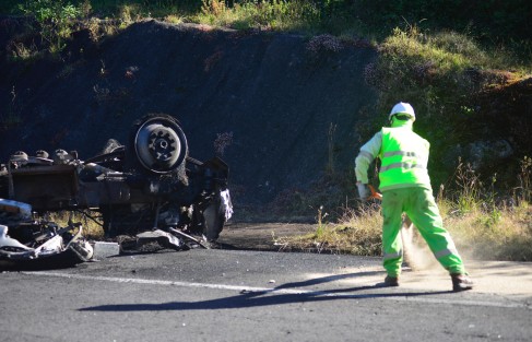 Al lugar acudieron los cuerpos de rescate, que nada pudieron hacer ante los dantescos hechos. 