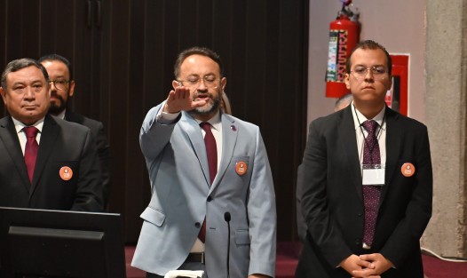 El titular de la SIOP, Elio Hernández, compareció ante la Comisión de Comunicaciones del Congreso del Estado por la glosa del Sexto Informe de Gobierno.