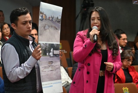 Como era predecible, el tema para cuestionamiento de los diputados de oposición fue el mal estado de algunas carreteras.  Pero las risas no faltaron. 