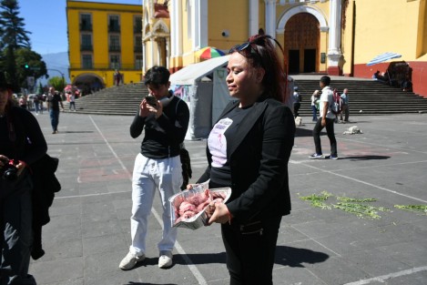 La activista Wendy López realizó un performance este 25N, Día Internacional de la Eliminación de la Violencia contra la Mujer, en el que con corazones y flores hizo referencia a las mujeres asesinadas en Veracruz.
