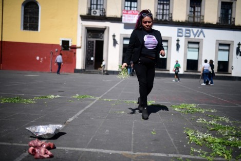La activista Wendy López realizó un performance este 25N, Día Internacional de la Eliminación de la Violencia contra la Mujer, en el que con corazones y flores hizo referencia a las mujeres asesinadas en Veracruz.