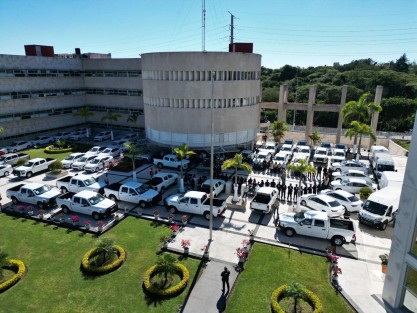 -En la explanada de las oficinas centrales, el Gobernador Cuitláhuac García Jiménez y la Fiscal General del Estado, Verónica Hernández Giadáns, llevaron a cabo la entrega de mobiliario y equipo de oficina, así como equipo de cómputo, bienes informáticos, equipo médico para la Dirección General de Servicios Periciales y vehículos para las áreas operativas del organismo autónomo. 