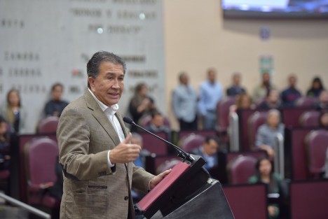 El diputado Héctor Yunes Landa presentó ante el Pleno de la LXVII Legislatura dos anteproyectos de punto de acuerdo relativos al desarrollo de las comparecencias de las y los titulares de las dependencias del Poder Ejecutivo, que se llevan a cabo en la sede del Poder Legislativo. 