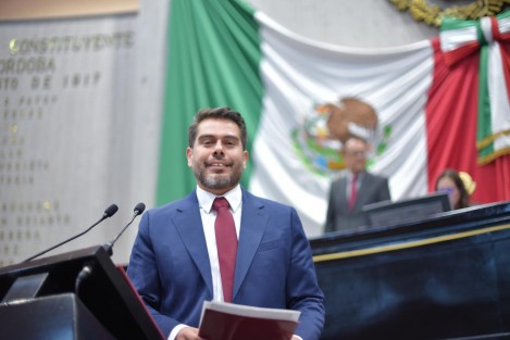 El diputado Diego Castañeda Aburto presentó una iniciativa de decreto que reforma y adiciona diversas disposiciones de la Constitución Política local, en materia de procuración de justicia, que contempla bajar de nueve a cuatro años el periodo en el cargo de Fiscal General. 