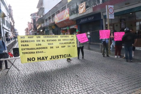 Ex integrantes de la Policía Intermunicipal de Poza Rixa-Tihuatlán- Coatzintla, se manifestaron bloqueando la calle Zaragoza, frente a las oficinas centrales de la SSP, en protesta por no haber recibido a la fecha el pago de su adeudo por liquidación que data de 2015. 
