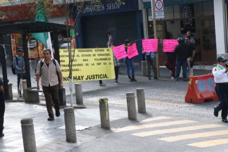 Ex integrantes de la Policía Intermunicipal de Poza Rixa-Tihuatlán- Coatzintla, se manifestaron bloqueando la calle Zaragoza, frente a las oficinas centrales de la SSP, en protesta por no haber recibido a la fecha el pago de su adeudo por liquidación que data de 2015. 