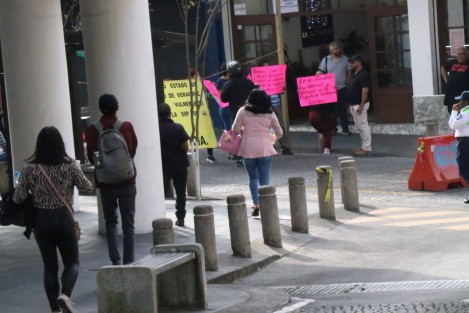 Aunque su inconformidad va dirigida a la Fiscalía, y más específicamente a  Fiscalías del Norte de la entidad, decidieron protestar en la calle Zaragoza del centro de la ciudad, donde afectaron seriamente el tráfico vehicular. 