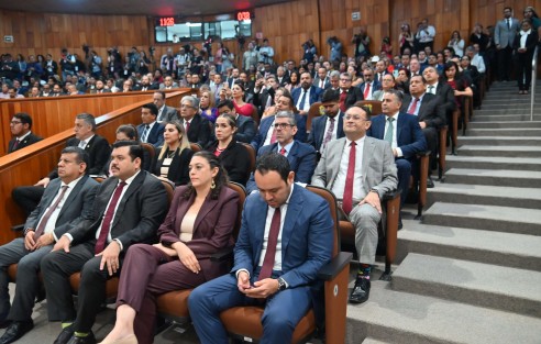 El gobernador Cuitláhuac García Jiménez acudió  a comparecer ante el Congreso local por su Sexto Informe de Gobierno. Lo acompañó la mayoría de su gabinete.