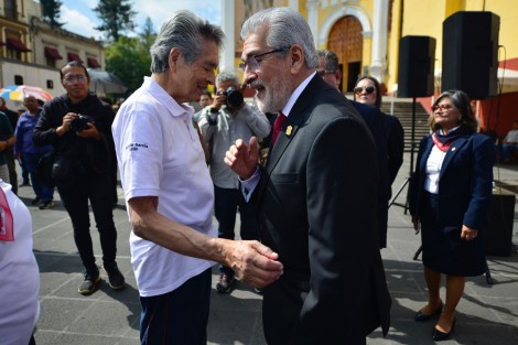  El alcalde suplente, Alberto Islas Reyes, asistió a las actividades conmemorativas por el 138 aniversario de la Benemérita Escuela Normal Veracruzana (BENV) Enrique C. Rébsamen, que encabezó el director de la institución, Gerardo Gómez Salas, en la plaza Sebastián Lerdo de Tejada.
