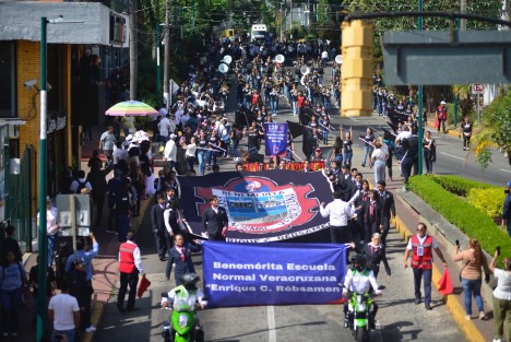  El alcalde suplente, Alberto Islas Reyes, asistió a las actividades conmemorativas por el 138 aniversario de la Benemérita Escuela Normal Veracruzana (BENV) Enrique C. Rébsamen, que encabezó el director de la institución, Gerardo Gómez Salas, en la plaza Sebastián Lerdo de Tejada.
