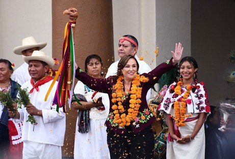 La gobernadora Rocío Nahle García recibió el bastón de mando, símbolo de justicia y servicio, mediante el cual los 13 pueblos originarios y un afrodescendiente de Veracruz depositan la confianza en su liderazgo que permitirá construir un estado digno para todos.