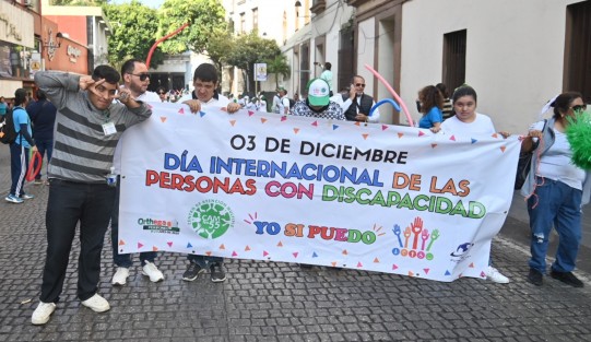 Asociaciones y escuelas marcharon por el Centro de la Capital por el Día Internacional de las Personas con Discapacidad.
