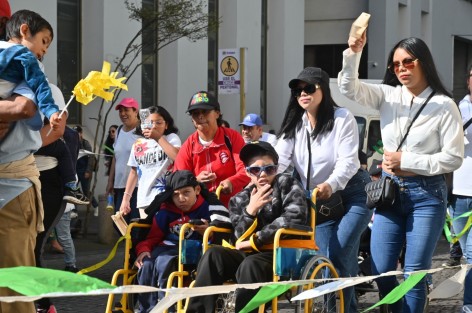Asociaciones y escuelas marcharon por el Centro de la Capital por el Día Internacional de las Personas con Discapacidad.