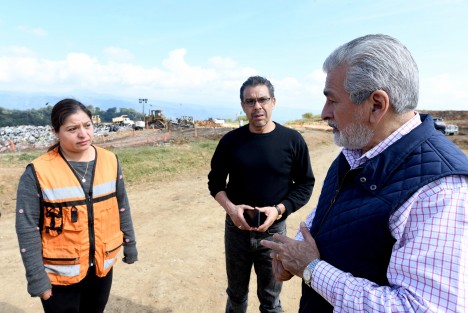 El presidente municipal Alberto Islas Reyes realizó un recorrido por el Relleno Sanitario de Xalapa para verificar la operación de este sitio, donde diariamente se depositan 450 toneladas de desechos sólidos urbanos.