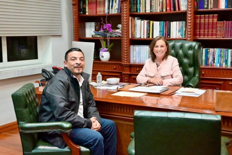 La gobernadora de Veracruz, Rocío Nahle García recibió al exdiputado local y actual delegado federal de Bienestar en la entidad, Juan Javier Gómez Cazarín.