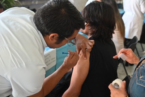 Las diputadas Janeth Adanely Rodríguez y Miriam García Guzmán visitaron el módulo de salud que fue colocado en la entrada de congreso del estado donde se estarán poniendo vacunas contra influenza, Covid y pruebas de Diabetes y VIH. 