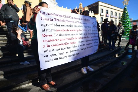Integrantes de la Asociación Construyendo tu Futuro se manifestaron en las escalinatas de la catedral, para expresar su apoyo y respaldo al nuevo alcalde de Xalapa, Alberto Islas. 