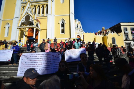 Integrantes de la Asociación Construyendo tu Futuro se manifestaron en las escalinatas de la catedral, para expresar su apoyo y respaldo al nuevo alcalde de Xalapa, Alberto Islas. 
