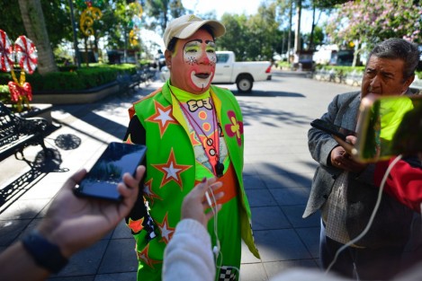 Previa al Día Mundial del Payaso, que será el  próximo 9 de diciembre el Payaso Confeti anuncio que se llevarán a cabo su festejo. A las 11 horas saldrán en caravana del Museo de Antropología hasta llegar a Los Lagos, donde se realizará un evento para toda la ciudadanía. 