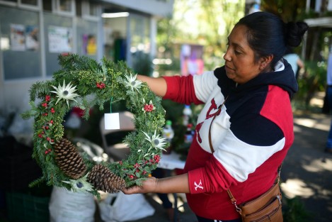 El comité de mujeres unidas para la conservación de sus bosques del Ejido El Conejo realizan la venta de productos hechos con residuos del campo con la finalidad la conservación y restauración en Regiones Prioritarias del país. 