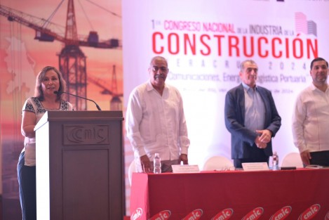 La gobernadora de Veracruz, Rocío Nahle García, presentó un ambicioso programa de infraestructura a desarrollar en los próximos seis años, en el marco del primer Congreso Nacional de la Industria de la Construcción: Comunicaciones, Energía y Logística Portuaria.