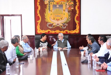 En reunión con representantes de diversos sectores, el alcalde de Xalapa, Alberto Islas reiteró el compromiso de trabajar en coordinación con la CROC y atender las necesidades de sus agremiados de acuerdo con las factibilidades financieras de la Administración.