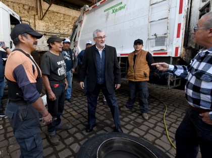 Con el fin de conocer la operación de la Dirección de Limpia Pública y atender personalmente las necesidades de las y los trabajadores con el fin de brindar un mejor servicio a la población, el presidente municipal Alberto Islas Reyes realizó una visita a las instalaciones de la dependencia.

