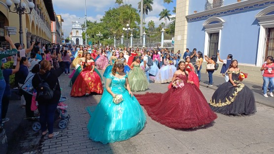 Peregrinación anual de quinceañeras en Córdoba, saliendo de la Catedral con banda de guerra adelante; al frente el padre Domingo. 