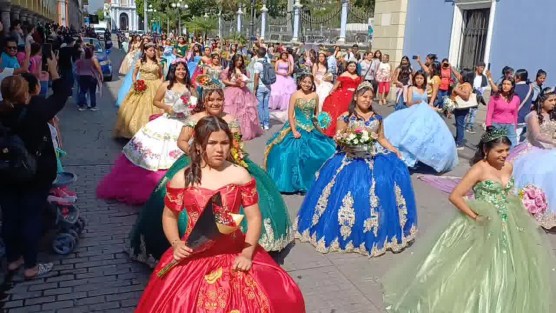 Peregrinación anual de quinceañeras en Córdoba, saliendo de la Catedral con banda de guerra adelante; al frente el padre Domingo. 