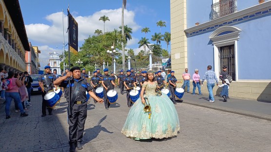 Peregrinación anual de quinceañeras en Córdoba, saliendo de la Catedral con banda de guerra adelante; al frente el padre Domingo. 