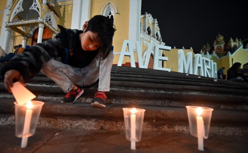 Nuevamente este 7 de diciembre se reprodujo la tradición del norte del Estado conocida como El Niño Perdido, que consiste en colocar velas en las calles en sitios públicos. n Xalapa se colocaron velas en:  velas en el Paseo los Lagos, parque Juárez, el Barrio Xallitic, entre otros. 