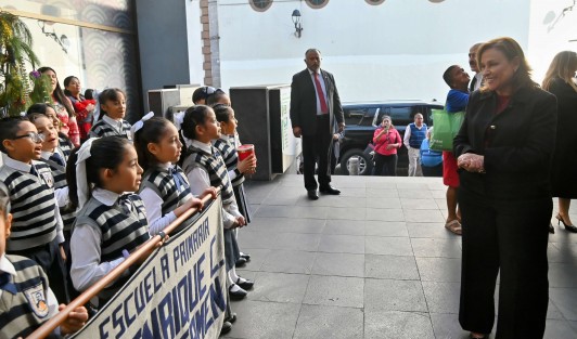 Previo a mantener una reunión con Colectivos, la gobernadora Rocío Nahle, acompañada por el secretario de Gobierno, Ricardo Ahued Bardahuil, atendió a niños de la escuela primaria Enrique C. Rébsamen, quienes le cantaron la rama.