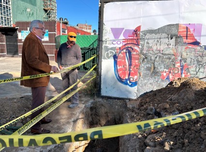 El presidente municipal Alberto Islas Reyes acudió este miércoles a la colonia Emiliano Zapata, con el fin de supervisar el avance que registra la construcción de un cárcamo de bombeo de aguas pluviales en el Andador Los Pinos.