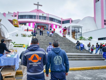 Con el fin de prevenir incidentes y garantizar que las fiestas guadalupanas se desarrollen con orden, personal de la Dirección de Protección Civil lleva a cabo un operativo de vigilancia en las calles aledañas a la iglesia de El Dique, informó el titular de la dependencia, Luis Sardiña Salgado.