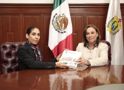 En Sala Roja de Palacio de Gobierno, la Jefa del Ejecutivo Rocío Nahle García recibió el Informe de Actividades correspondiente al año en curso de la Fiscalía General del Estado, a cargo de Verónica Hernández Giadáns.