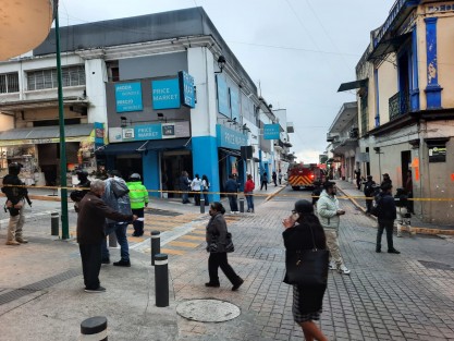 Al parecer un  cortocircuito y conato de incendio en un negocio de la esquina de Lucio y Juárez en el centro de Xalapa, provocó la movilización de Bomberos. La zona fue acordonada y el incidente controlado. 