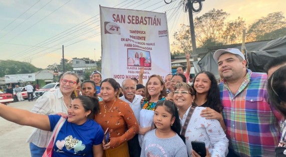 De camino a Tepetzintla, donde continuó con su agenda de trabajo por la zona norte, la gobernadora Rocío Nahle García hizo una parada en la comunidad de San Sebastián, donde fue recibida con porras y muestras de apoyo: ¡Es un honor estar con Nahle hoy!.
