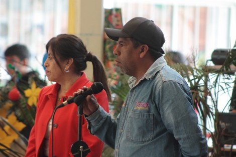 De los servidores públicos a quienes más reconoce su trabajo son los trabajadores de limpia pública, a quienes año con año instituciones como el Jardín de Niños Margarita Maza de Juárez les apoya año con año en especie durante esta temporada. 