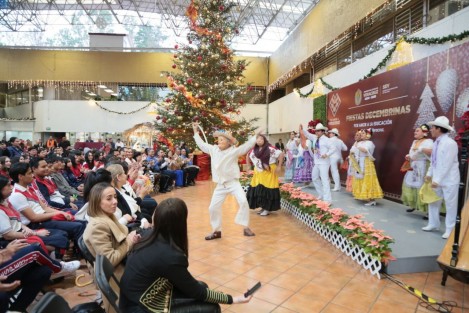 La Secretaría de Educación de Veracruz (SEV) celebró el festival navideño Por amor a las tradiciones veracruzanas. La magia de estar juntos, para reforzar el vínculo con las raíces culturales del estado. 