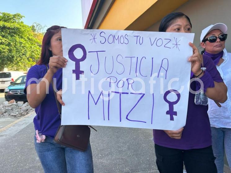 El cuerpo de Mitzi fue hallado sin vida el pasado 15 de marzo en una de las habitaciones del autohotel “C5C”, ubicado en la colonia Luis Echeverría. De acuerdo con sus familiares, la joven había logrado enviar un mensaje con su ubicación, lo que permitió que su madre intentara acudir en su auxilio. Sin embargo, según denunciaron, empleados del establecimiento le impidieron el acceso.
“Mi hermana pudo haberla salvado, pero el personal del hotel se lo impidió”
