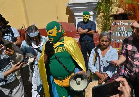 Inició su tradicional vía crucis el Ecologista Universal, con  una cruz de madera y su característico traje en color verde y franjas amarillas, con dirección a la Central Nuclear de Laguna Verde (CNLV) 