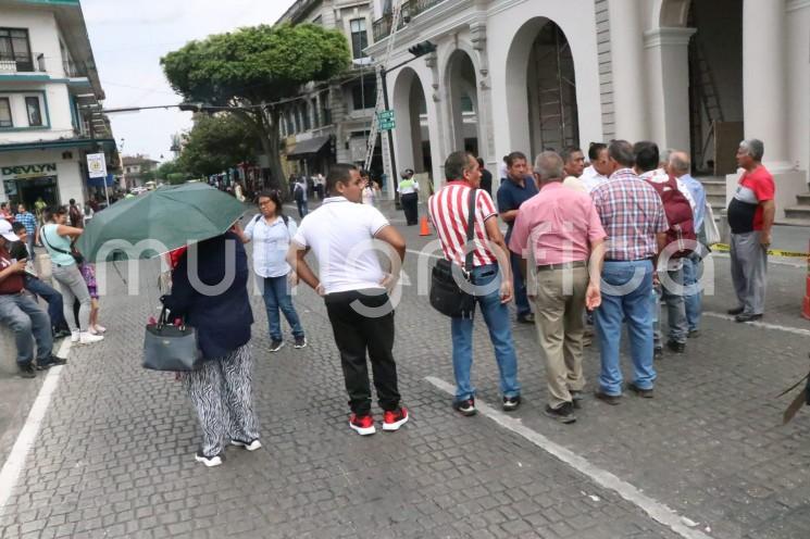 Pensionados del Estado bloquearon por algunos minutos la calle de Enríquez debido al retraso de su pago mensual.