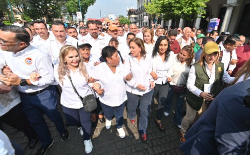 La gobernadora de Veracruz Rocío Nahle encabezó este miércoles su primer desfile por el Día del Trabajo, acompañada de líderes sindicales y funcionarios estatales. Desde el templete oficial, observó el paso de los contingentes junto a integrantes de su Gabinete.